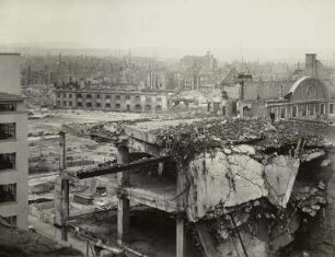 Dresden. Blick vom Modehaus Möbius an der Wilsdruffer Straße nach Südwesten über die Trümmer der Innenstadt, im Hintergrund der Windberg