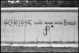 Berliner Mauer mit Inschrift "Scheisse war schon immer Braun" mit SS-Symbol