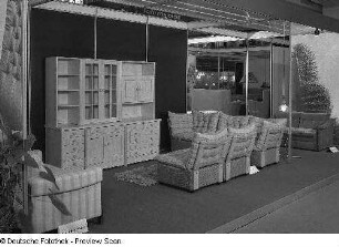 Ausstellungskoje mit Wohnzimmermöbeln des VEB Polstermöbelkombinat Oelsa-Rabenau
