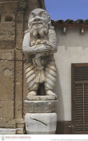 Südliches Gartenportal mit zwei grotesken Figuren, Rechter Pfeiler: Groteske Figur mit Bart und verschränkten Armen