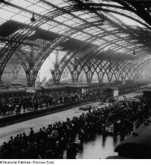 Leipzig. Hauptbahnhof. Blick durch die zerstörte Halle zum Querbahnsteig