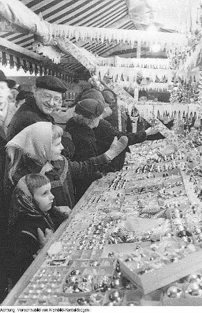 Dresden, Altstadt, Altmarkt, Striezelmarkt mit Pflaumentoffel, Dezember 1955 / Dezember 1956