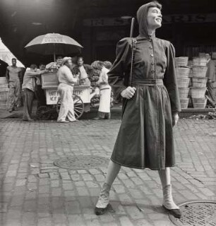Modeaufnahme, Modell Pat Hill auf dem Washington Market (Mademoiselle)