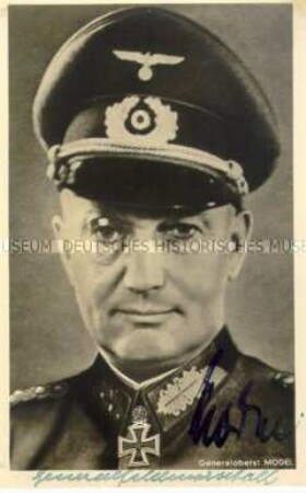 Autogrammpostkarte von Ritterkreuzträgern des Zweiten Weltkriegs: Generaloberst Model