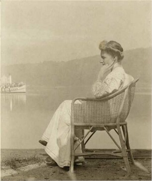 Frau in Korbsessel am Elbufer
