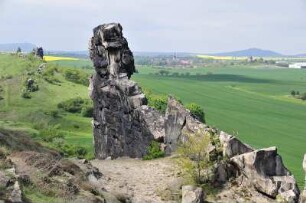 Harzvorland - Teufelsmauer : Zu den sehenswertesten Naturdenkmalen im nördlichen Harzvorland gehört die bis zu zwanzig Meter hohe "Teufelsmauer" bei Weddersleben. Aufgenommen am 12. Mai 2010