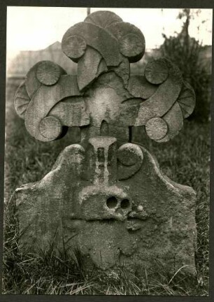 Friedhof. Grabkreuz, heller Sandstein