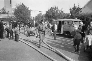 Gemeinsame Herbstübung der Freiwilligen Feuerwehr Aue, der Nähmaschinenfabrik Pfaff und des Deutschen Roten Kreuzes