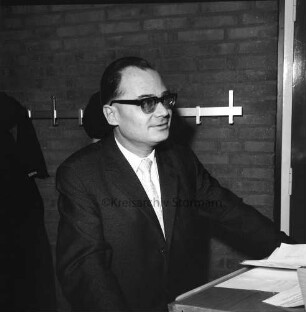 Bürgermeister: Herbert Schlömp: an Rednerpult: dahinter Garderobe