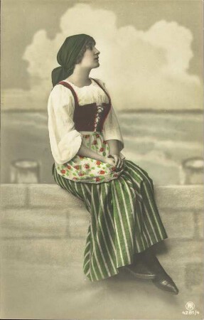 [Frau auf einer Mauer]
