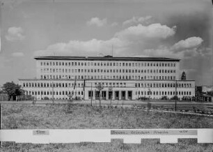 Dresden-Altstadt, Ammonstraße 8. Verwaltungsgebäude des Reichsnährstandes (Reichsbahndirektion, 1938; O. Kohtz). Straßenfront mit Haupteingang