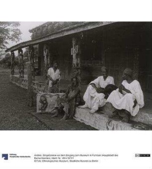 Eingeborene vor dem Eingang zum Museum in Fumban (Hauptstadt des Bamumlandes)