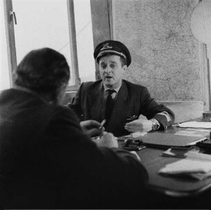 Schönefeld. Flughafen Berlin-Schönefeld. Diensteinweisung eines Piloten am Schreibtisch eines Verantwortlichen