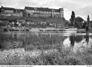 Wettin. Blick über die Saale zur Burg (961 genannt) von Ostsüdost