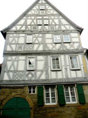 Stadtbild-Kirchgasse - Fachwerkhaus Nr 19 (1591) in giebelständiger Manier (Fachwerk auf steinernem Stock) im Detail