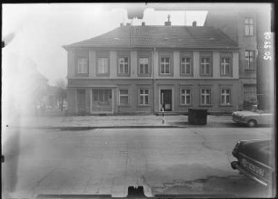 Neuruppin, Wichmannstraße. Wohnhaus mit Laden. Straßenfront
