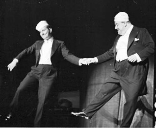 Wintergarten: Kurt Seifert und Robert Dorsay; (beide tanzend je ein Bein hoch)