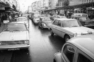 Autoverkehr in der Kaiserstraße am letzten Einkaufstag vor Weihnachten.