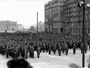 Dresden-Altstadt, Altmarkt. Aufmarsch von Angehörigen der Kampfgruppen