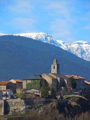 Pyrenäen - Kleinstadt vor Bergmassiv : Kleinstadt mit Kirchturm vor schneebedeckten Bergen. Aufgenommen in den spanischen Pyrenäen bei Berga am 17. April 2012