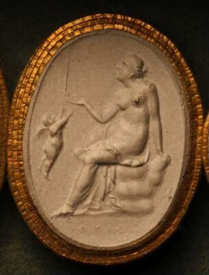 Venus balanciert Cupidos Pfeil auf ihrer Fingerspitze (?) (Daktyliothek, Erstes Mythologisches Tausend)