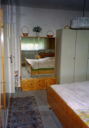 Kleiderschränke in einem Schlafzimmer