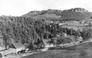 Kleingießhübel (Reinhardtsdorf-Schöna-Kleingießhübel). Ortsteilansicht mit Rölligmühle. Blick nach Südost zum Kleinen Zschirnstein