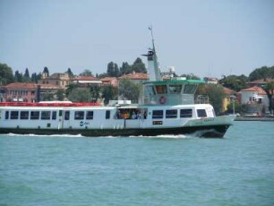 Venedig - Vaporetto Tiepolo : Ein Vaporetto fährt am Ufer des Lido entlang, aufgenommen am 25. Juni 2010 in der Lagune von Venedig