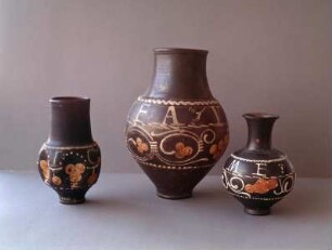 Trinkgefäße und ein Fläschchen, Mitte (Inv.-Nr. 8071, Höhe: 23 cm), rechts (Inv.-Nr. 25,851, Höhe: 14 cm)