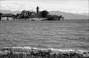 Wasserburg: Blick auf See, Halbinsel und Berge