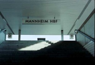 Mannheim: Treppe zum Bahnsteig; Hauptbahnhof