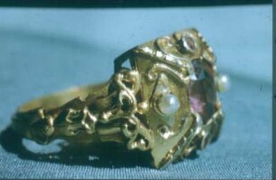 Fingerring : Fingerring. Gold, gegossen, synthetischer Rubin, Perlen (vor 1962; J. Eckert)