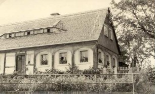 Umgebindehaus am Bahndamm in Kleindehsa : Chěža ze stołom w Dažinku
