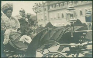 Erbgroßherzog Friedrich II. und Erbgroßherzogin Hilda in offener Kutsche.