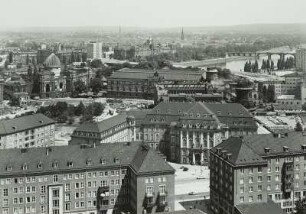 Dresden. Blick vom Rathausturm nach Nordosten über die Wohnblöcke an der Ernst-Thälmann-Straße und das Landhaus zum Albertinum