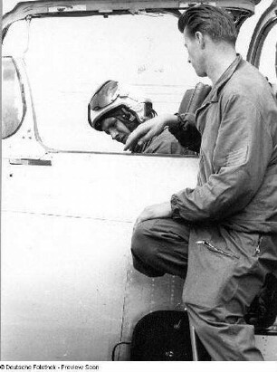 Rothenburg (Oberlausitz). Nationale Volksarmee - Luftstreitkräfte. Militärflugplatz für Jagdflieger-Ausbildung. Techniker auf der Leiter am Flugzeugrumpf und Pilot in der Kabine