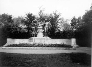 Mozartdenkmal mit Wasserbecken