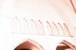 Ebstorf: Gotische Nischenwand in der runden Kirchenwand