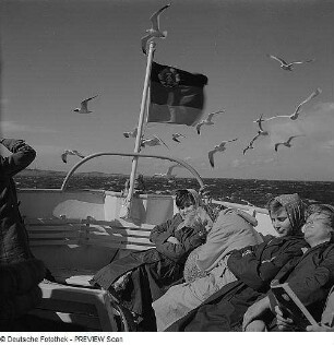 Fahrt nach Hiddensee, Frauen auf dem Deck einer Fähre