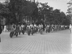 Dresden, Festzug von Sportlern, angeführt von Fahrradfahrern, vermutlich Schüler