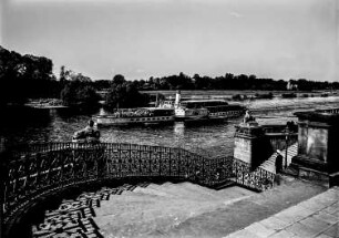 Dresden. Personen-Seitenraddampfer "Leipzig" (1929, Werft Laubegast) vor der Freitreppe am Wasserpalais