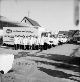 Firma Günter Kropp: Lebensmittelvertrieb: Bolande: Außenansicht: Betriebsgelände: Verkaufsfahrzeuge "rollender Kaufladen" in Reihe, mit Firmenaufschrift "Kropp - im Dienste der Hausfrau: davor Angestellte zum Gruppenfoto
