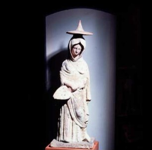 Athen. Archäologisches Nationalmuseum. Tonstatuette aus Tanagra mit Pilos und Fächer