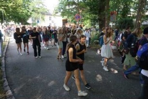 Bad Oldesloe: Kindervogelschießen: Am Bürgerpark, Blickrichtung Westen: Einzug auf den Exer: Festumzug Theodor-Mommsen-Schule Klassen 6d, 6f und 7a: im Hintergrund Jugendfreizeitstätte (JuZe): 13. Juli 2023