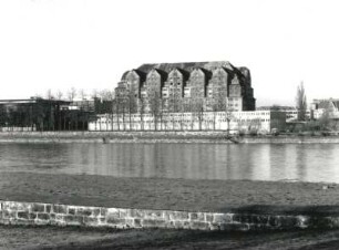 Dresden-Altstadt, Kleine Packhofstraße 17. Speicher (1912/1913; H. Erlwein). Ansicht von Nordnordosten (vom Neustädter Ufer über die Elbe)