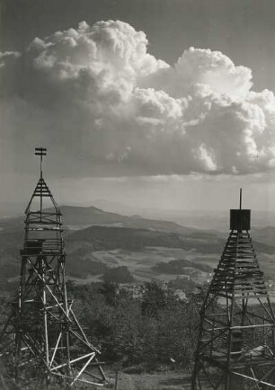 Zittauer Gebirge. Blick von der Lausche nach Südosten. Im Hintergrund Hochwald (749 m) und Jeschken (1010 m)