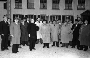 Breisach: Regierungsbesuch zum Wiederaufbaufest in Breisach; Gruppe der Regierungsmitglieder vor dem Rathaus