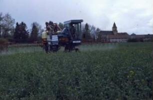 Fotografie: Weinbau, Traktor, Trägerfahrzeug, Pflanzenschutz, Feldspritze angebaut