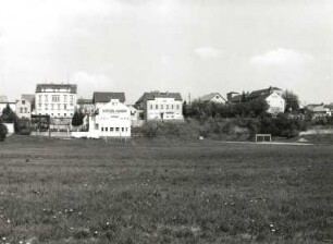 Ottendorf-Okrilla. Ortsteilansicht in Richtung Bergstraße. Wiese an der Kleinen Röder