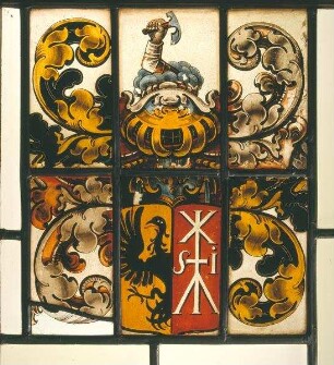 Kompositscheibe aus sechs Wappenfragmenten. Unten Mitte links: Schwarzer Adler auf gelbem Grund. Oben: ein aus den Wolken ragender Arm